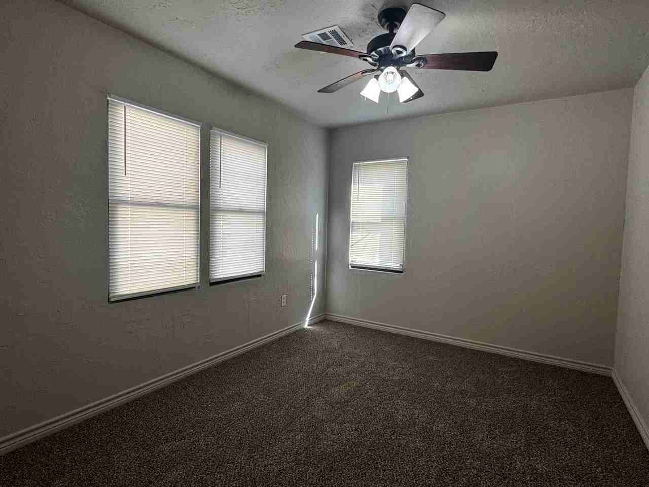 1804 Nw Hoover Ave - Photo 5 of 10