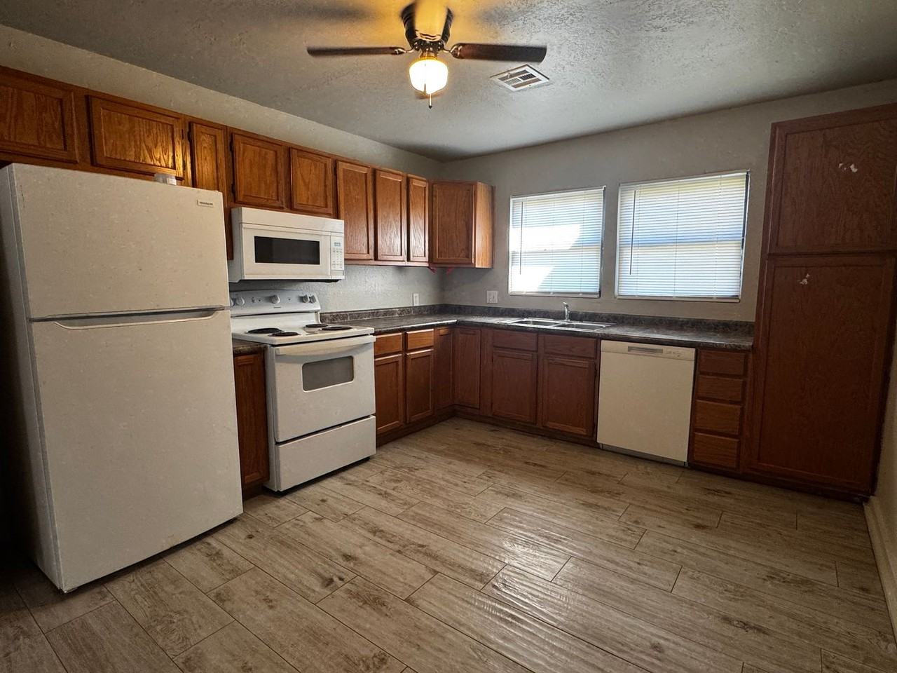 1804 Nw Hoover Ave - Photo 6 of 10