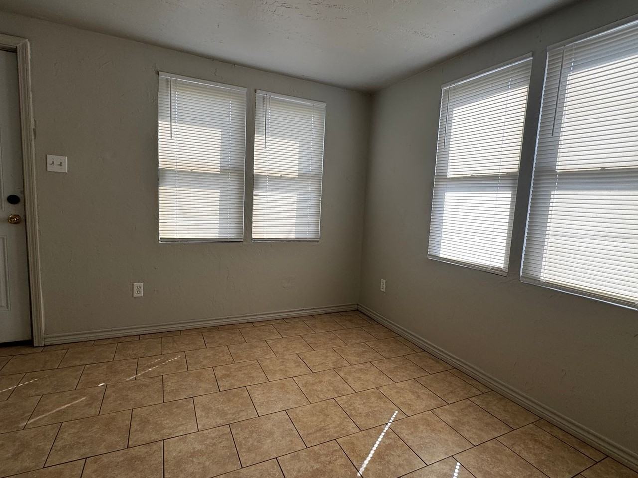 1804 Nw Hoover Ave - Photo 7 of 10