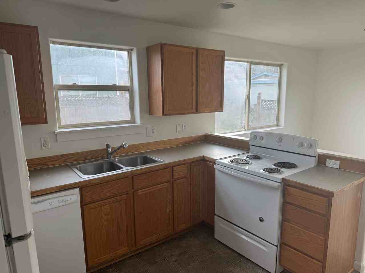 2430 E Whiteaker Ave - Photo 4 of 14