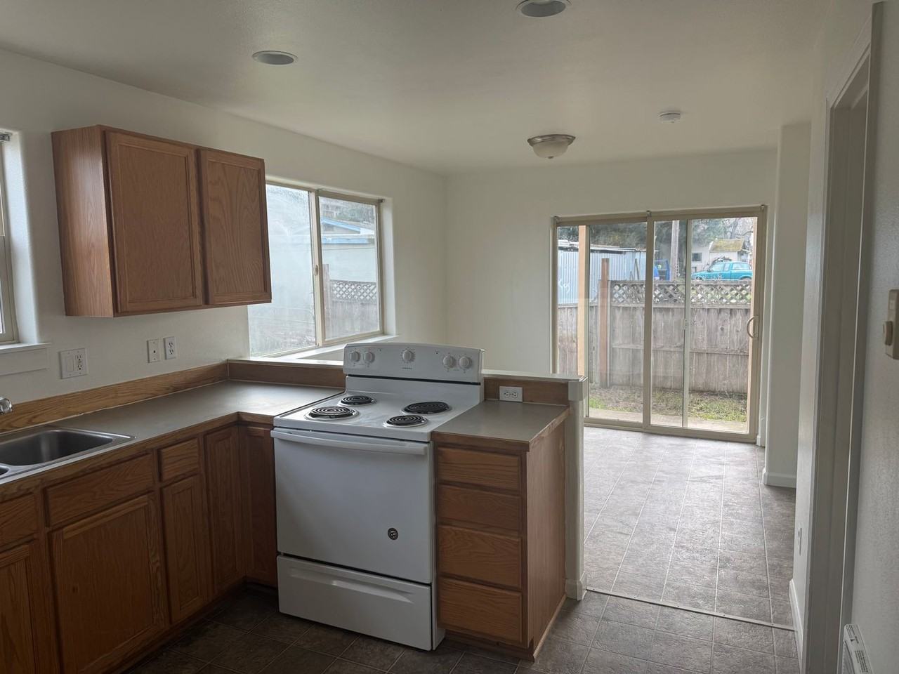 2430 E Whiteaker Ave - Photo 5 of 14