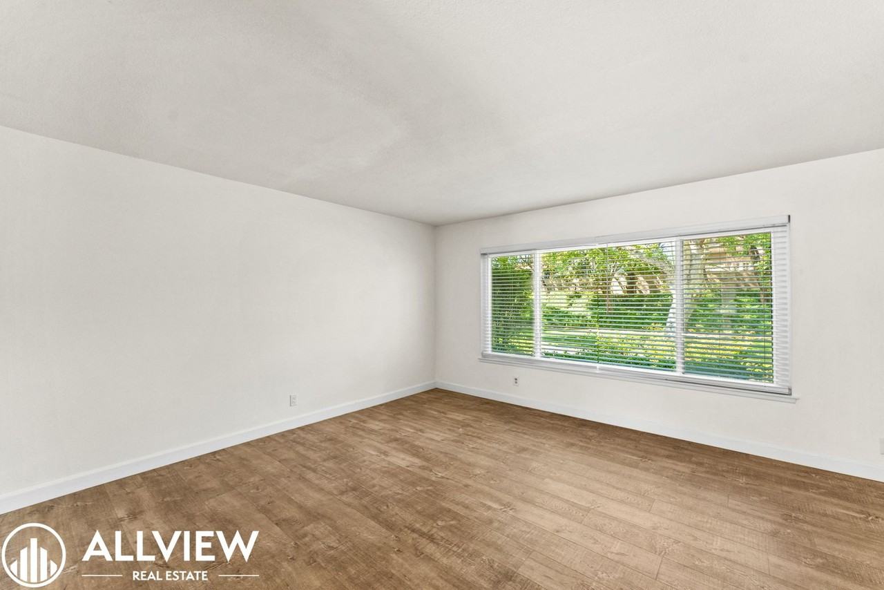 21926 Lakeland Ave - Photo 3 of 30