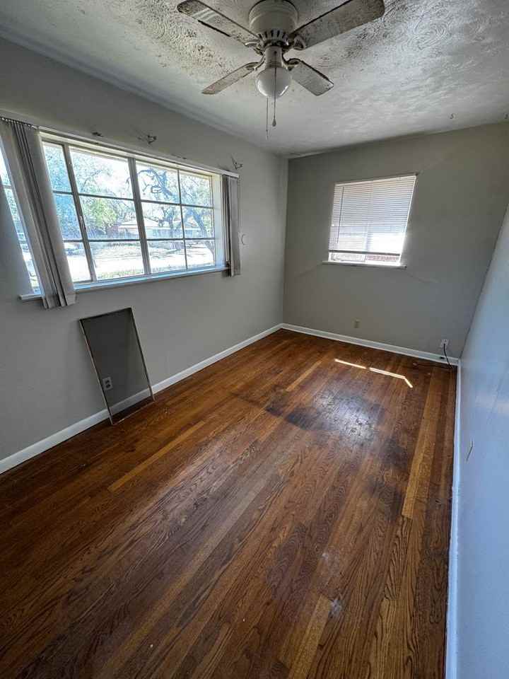 1602 Briarwood St - Photo 3 of 5