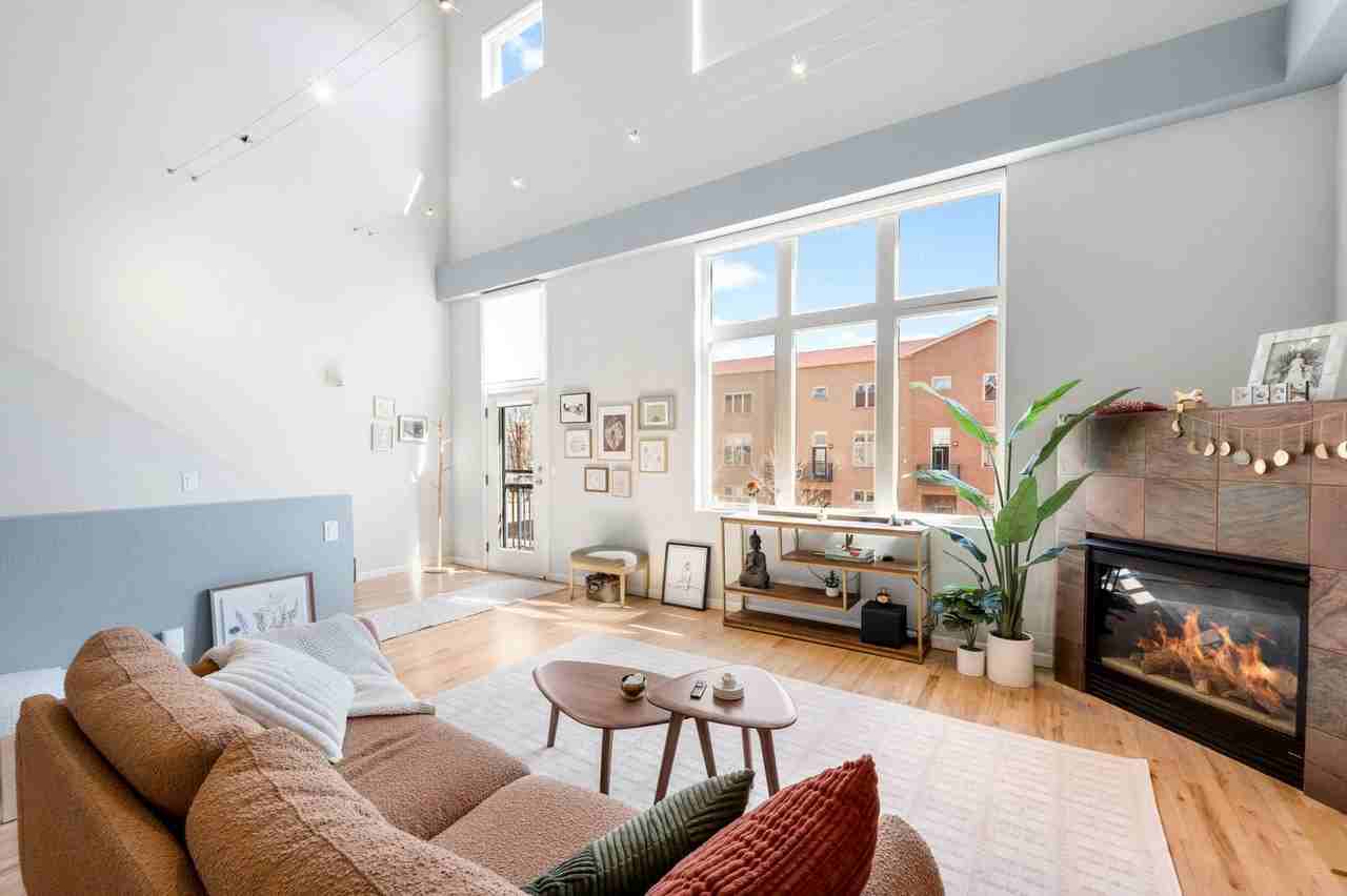 220 Roslyn St - Photo 2 of 29