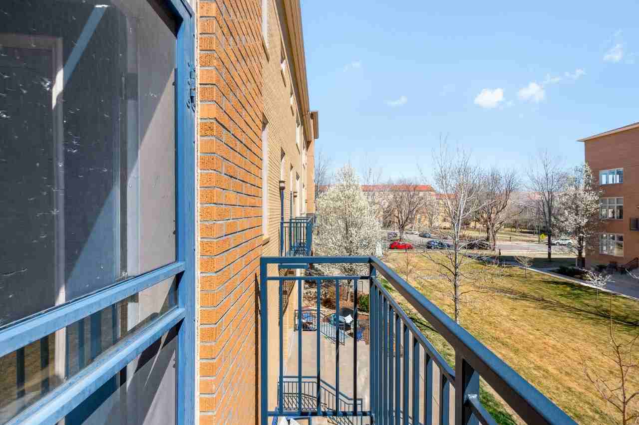 220 Roslyn St - Photo 3 of 29