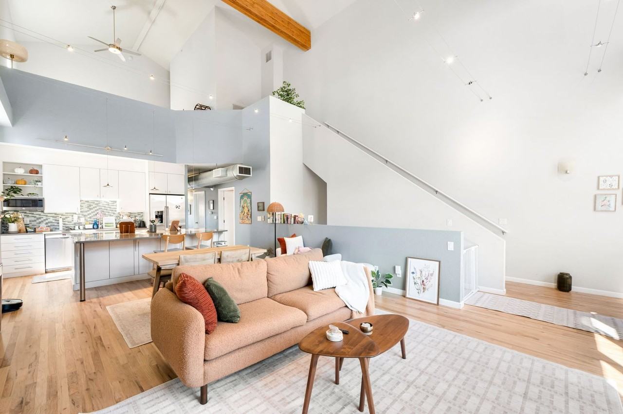 220 Roslyn St - Photo 4 of 29