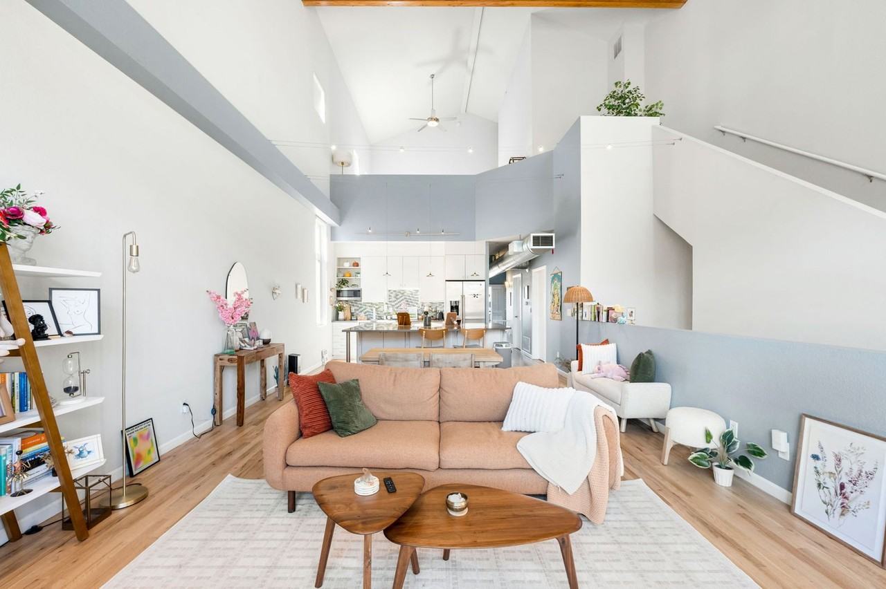 220 Roslyn St - Photo 5 of 29