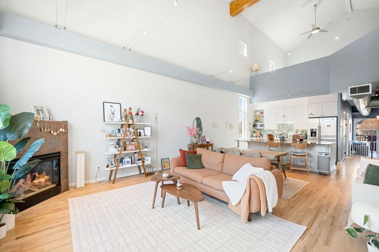 220 Roslyn St - Photo 6 of 29