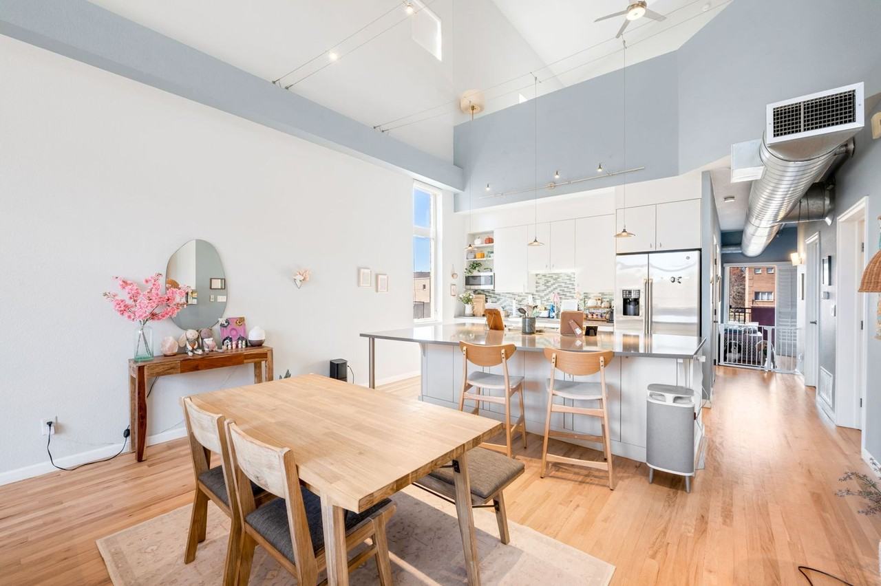 220 Roslyn St - Photo 7 of 29