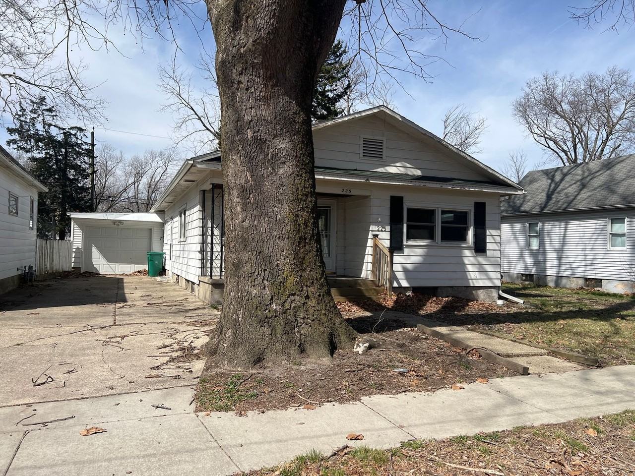 225 N English Ave - Photo 2 of 11