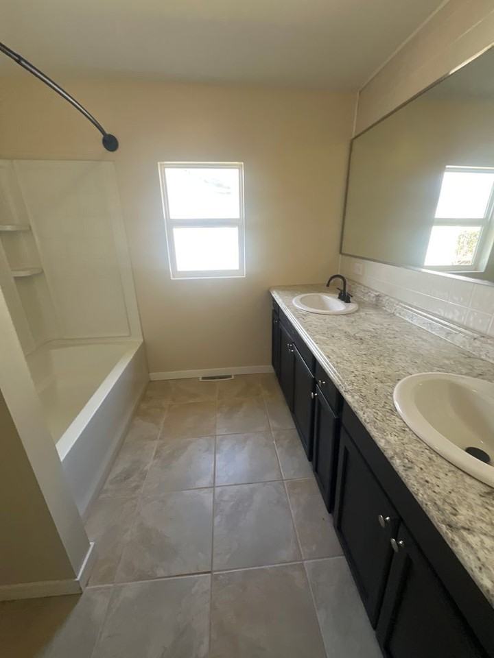 225 N English Ave - Photo 5 of 11