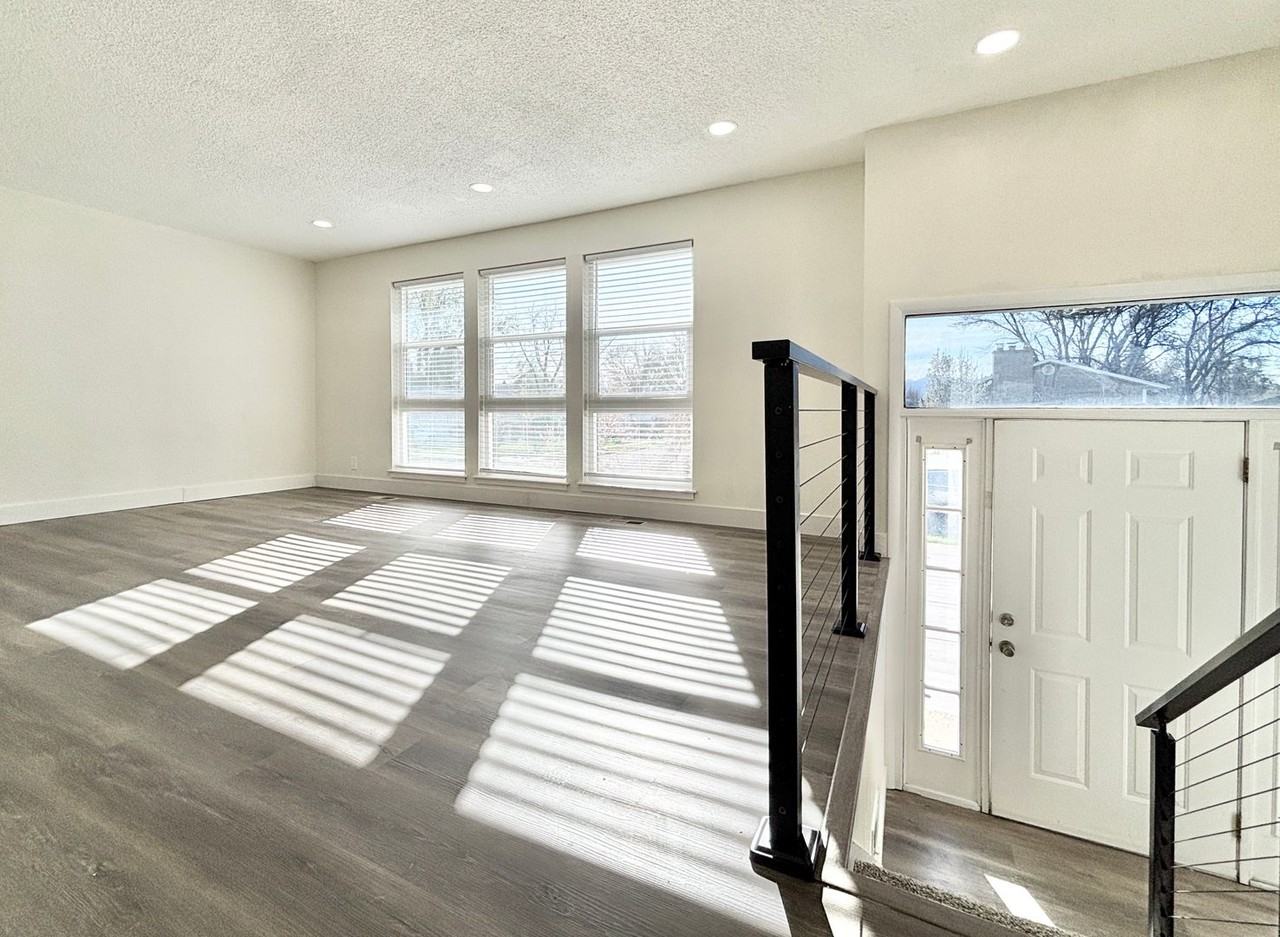 7935 S 930 E - Photo 3 of 33