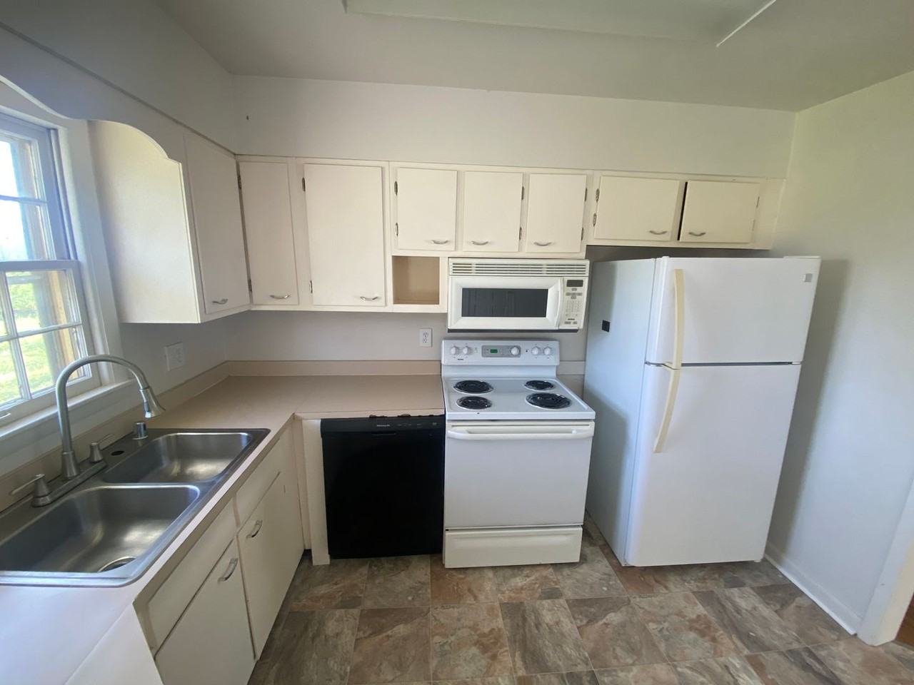 915 Jonathan Dr - Photo 5 of 12