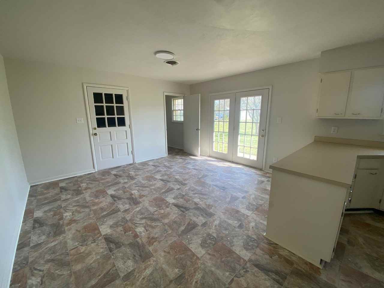 915 Jonathan Dr - Photo 6 of 12