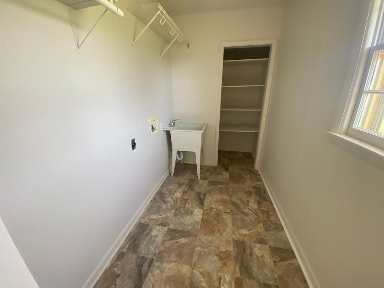 915 Jonathan Dr - Photo 7 of 12