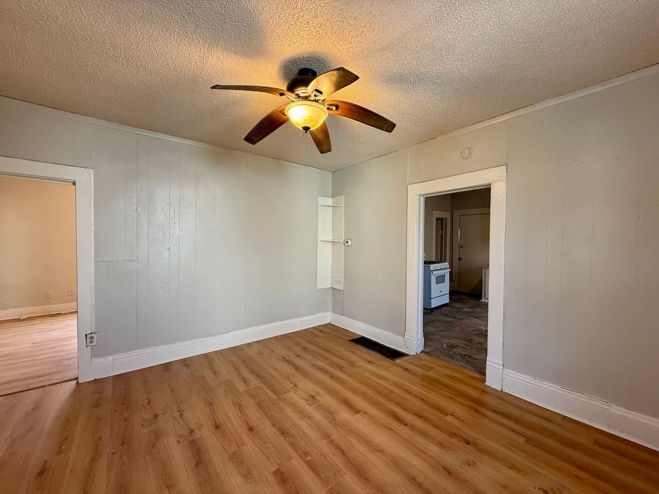 1445 S Hydraulic St - Photo 4 of 11