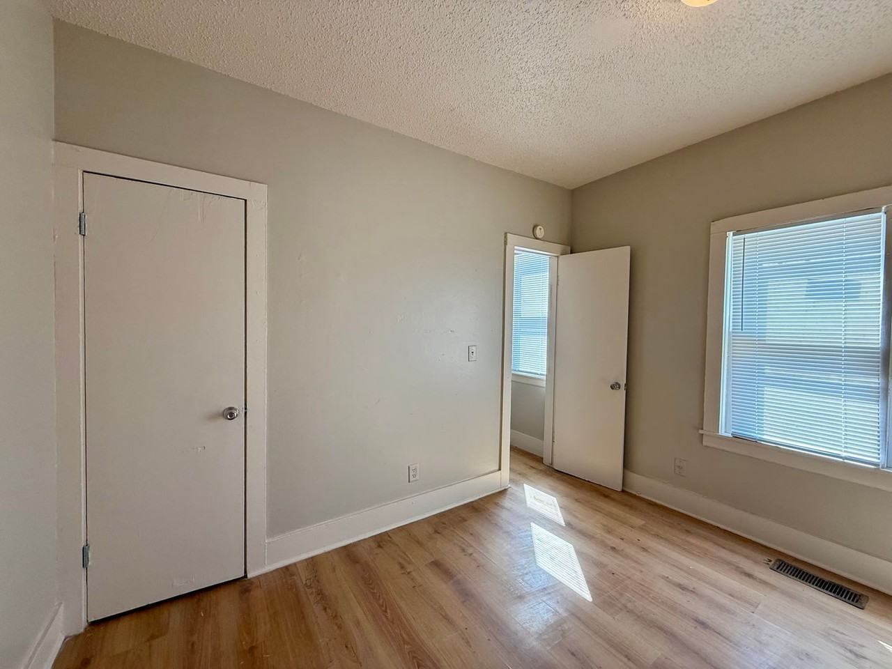 1445 S Hydraulic St - Photo 5 of 11