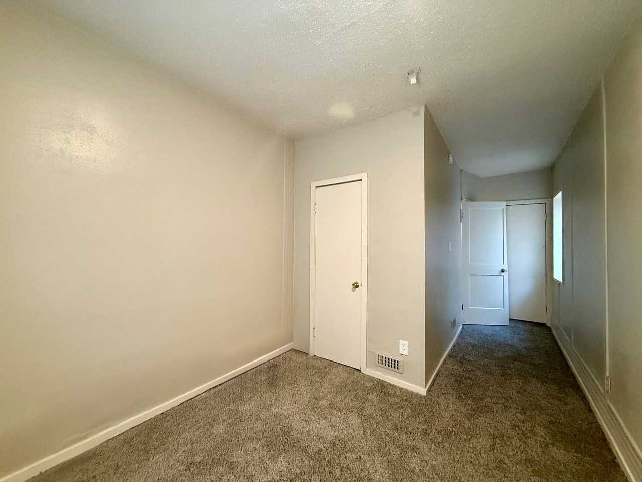 713 S Oliver Ave - Photo 6 of 15