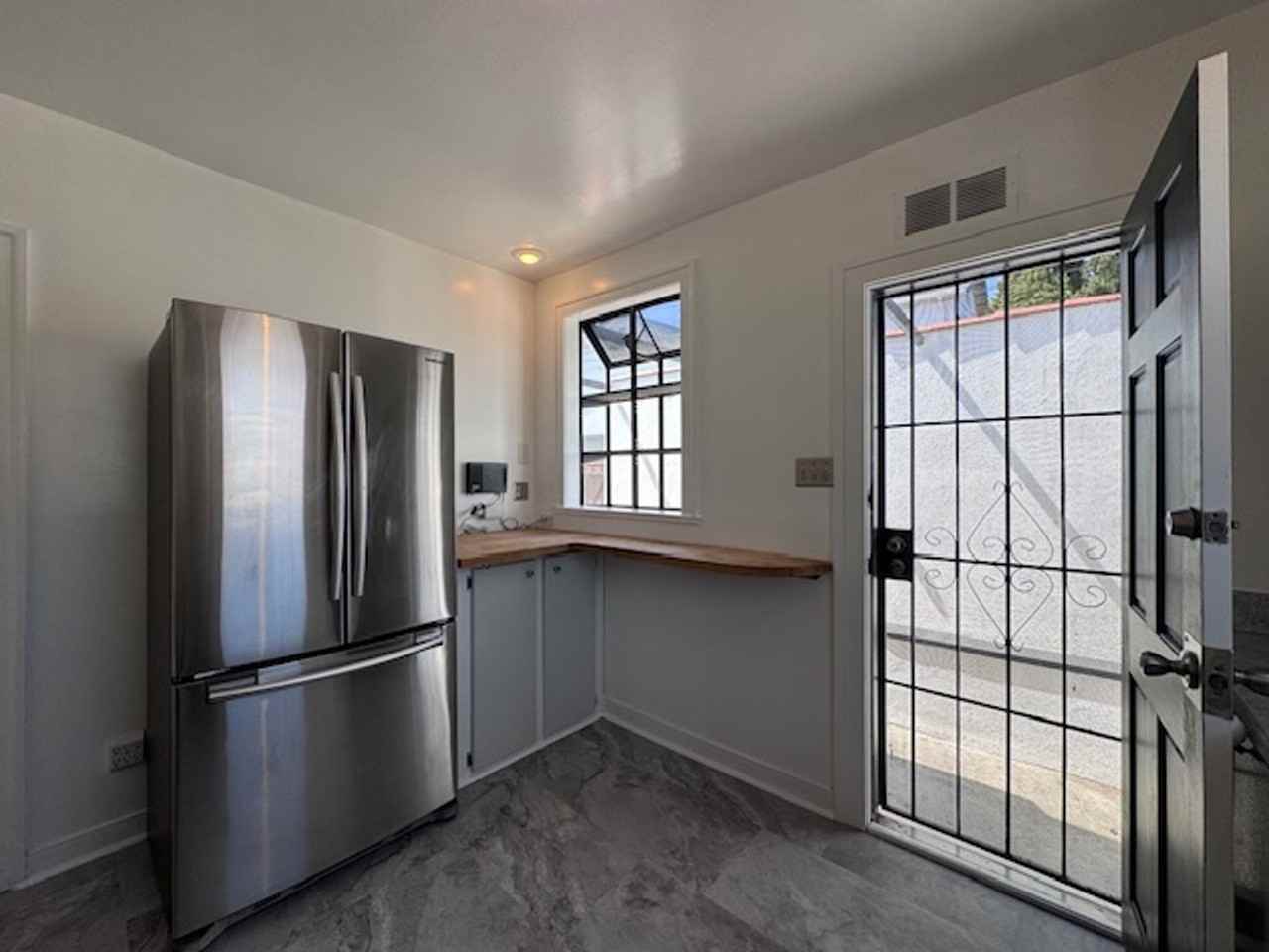 1724 E 11th St - Photo 6 of 18