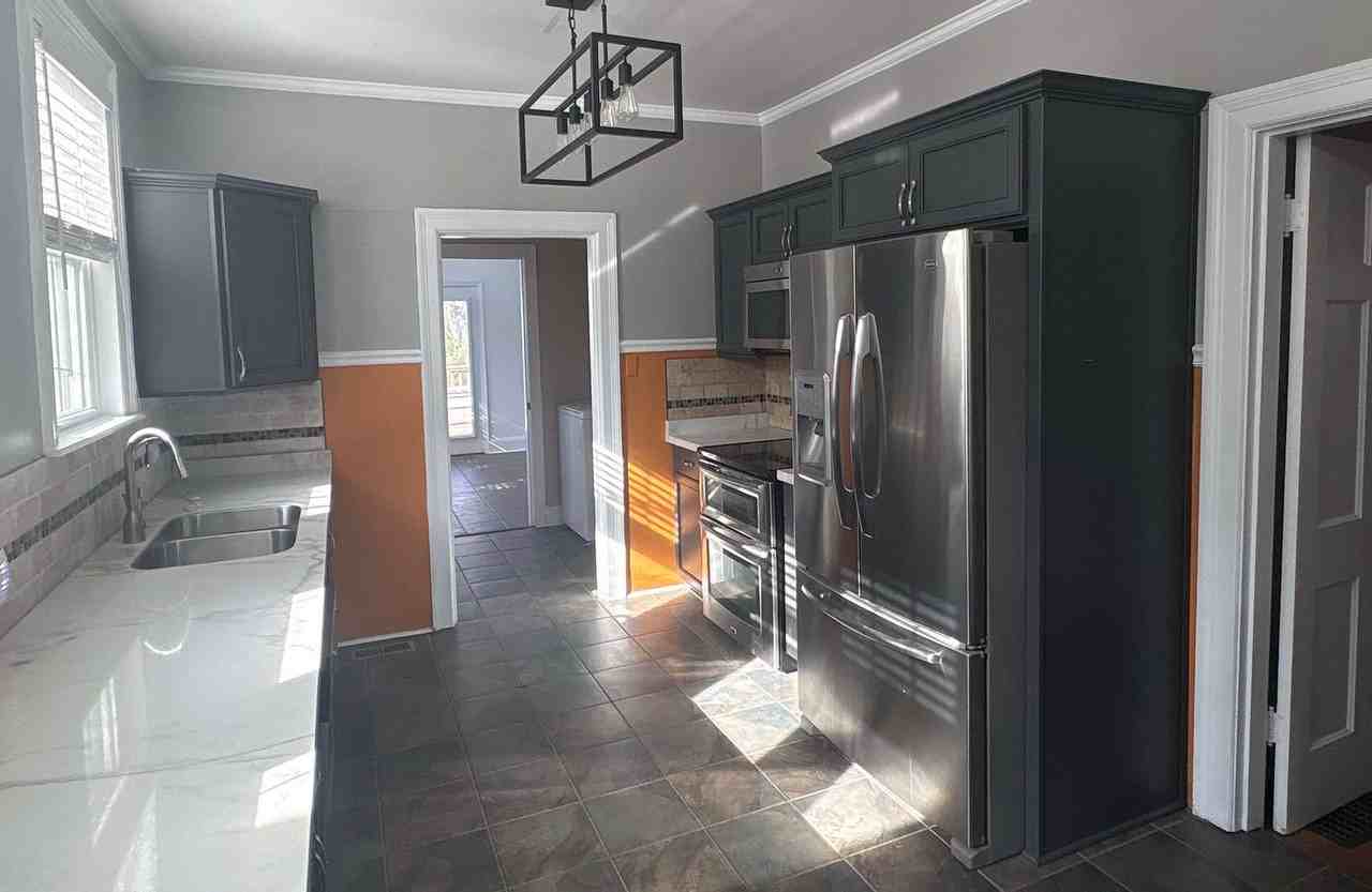 1010 Gale Ln - Photo 4 of 50