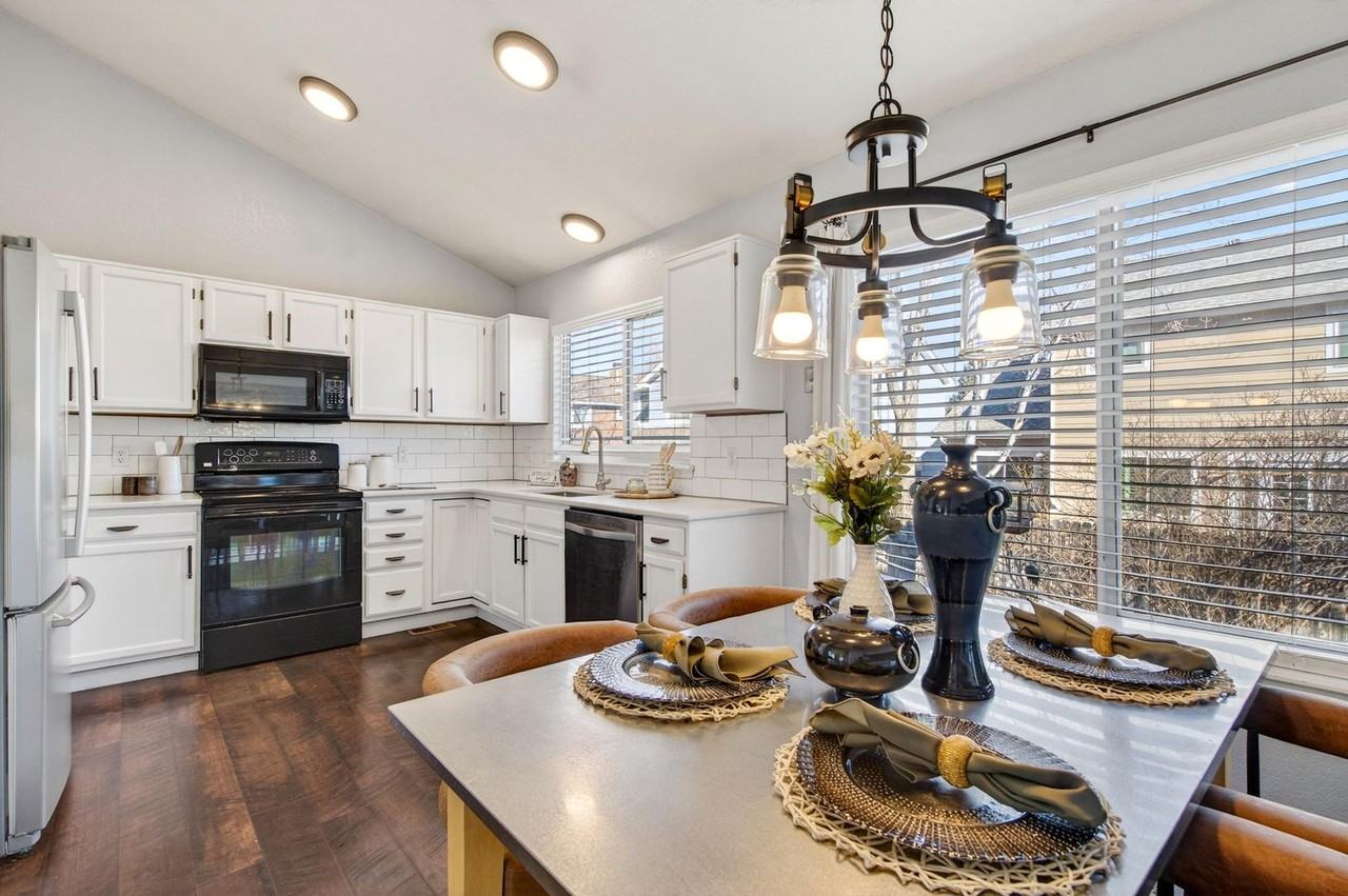 19113 E Molly Ave - Photo 6 of 31