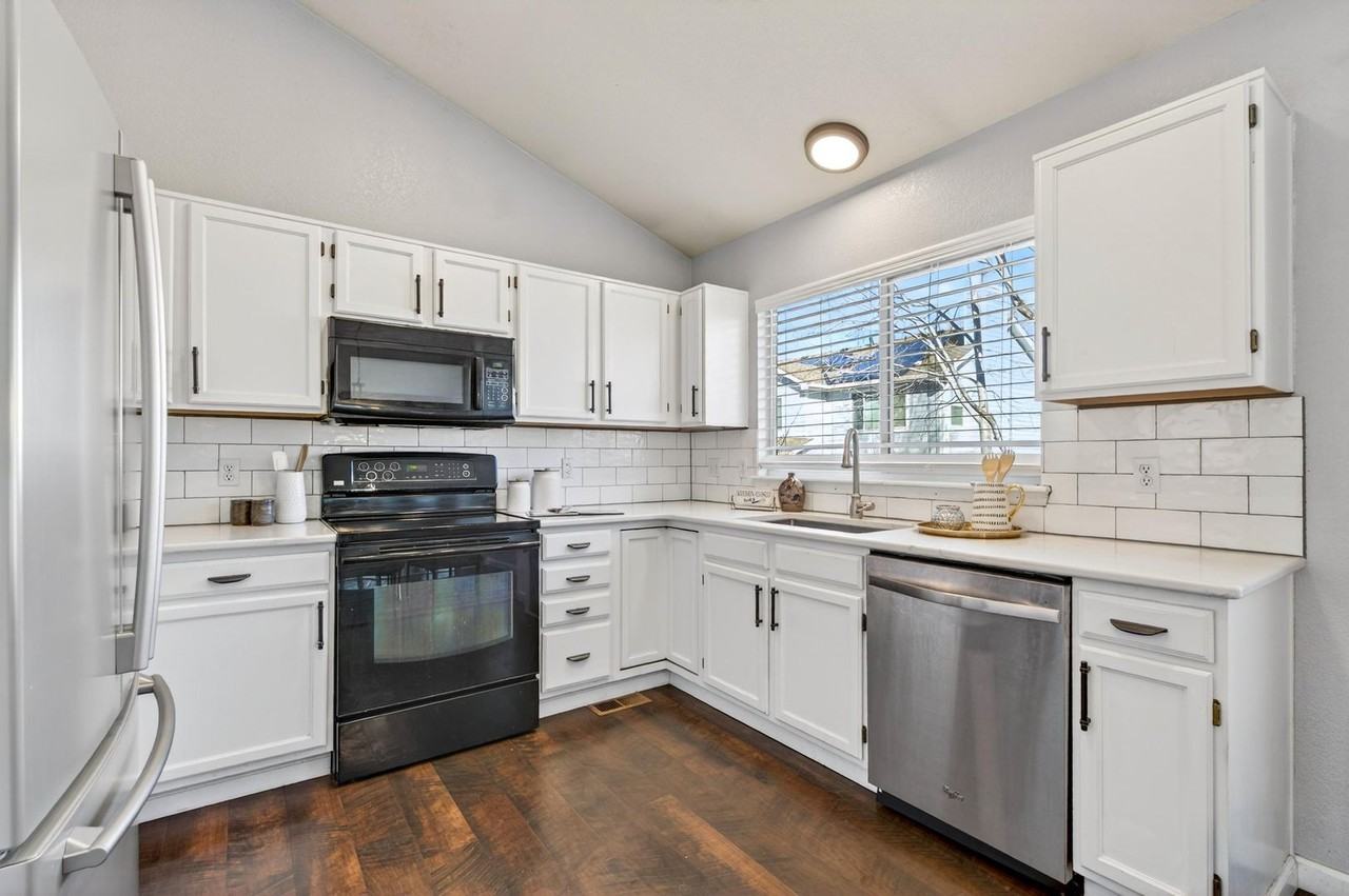 19113 E Molly Ave - Photo 7 of 31