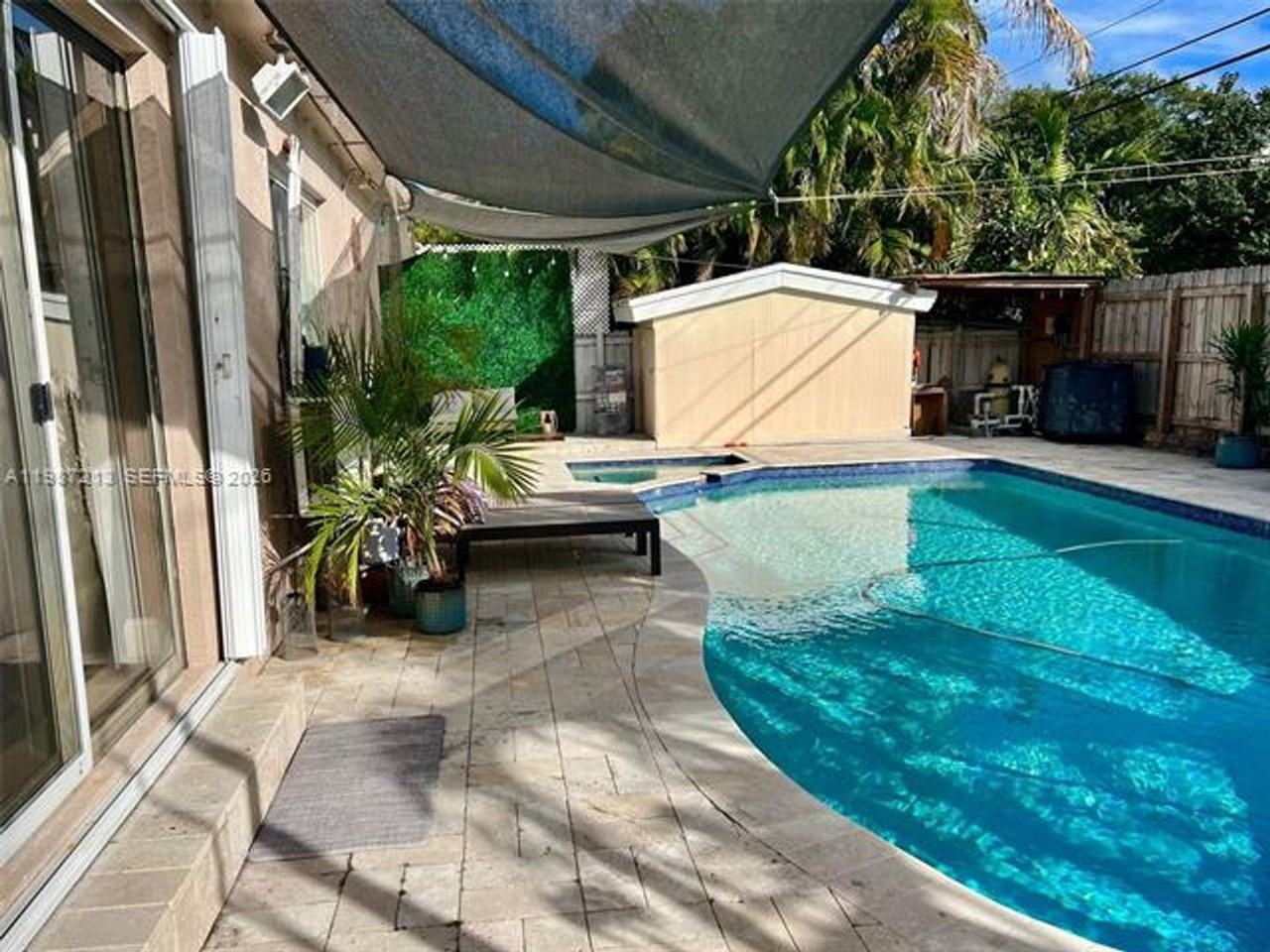 2040 Ne 183rd St - Photo 3 of 34