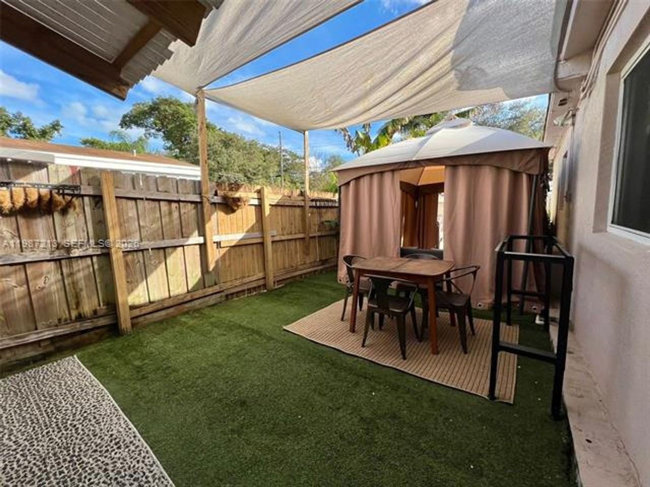 2040 Ne 183rd St - Photo 6 of 34