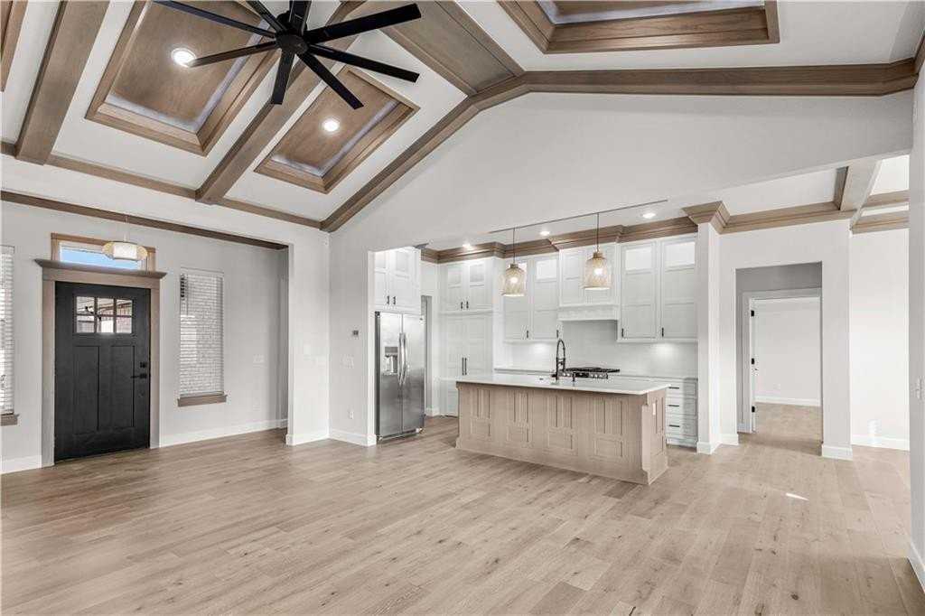 701 Bronco St - Photo 7 of 35