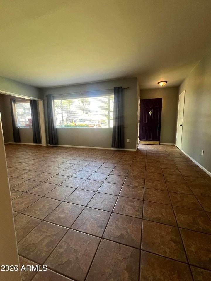4121 E Edgemont Ave - Photo 3 of 47
