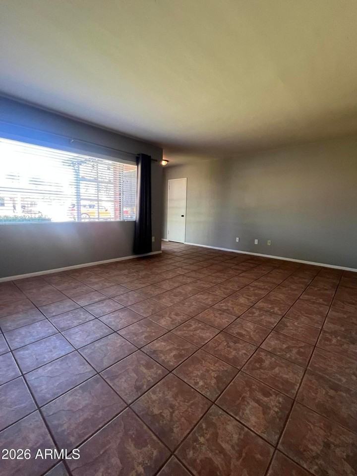 4121 E Edgemont Ave - Photo 4 of 47