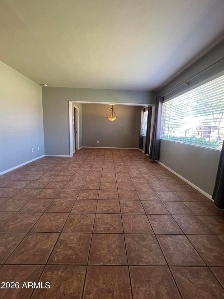 4121 E Edgemont Ave - Photo 5 of 47