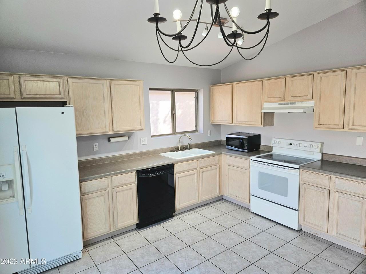 15734 W Young St - Photo 6 of 19