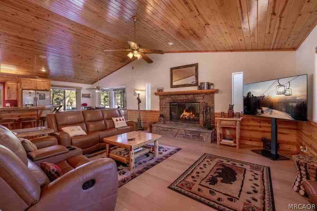 189 Oriole Dr - Photo 3 of 32