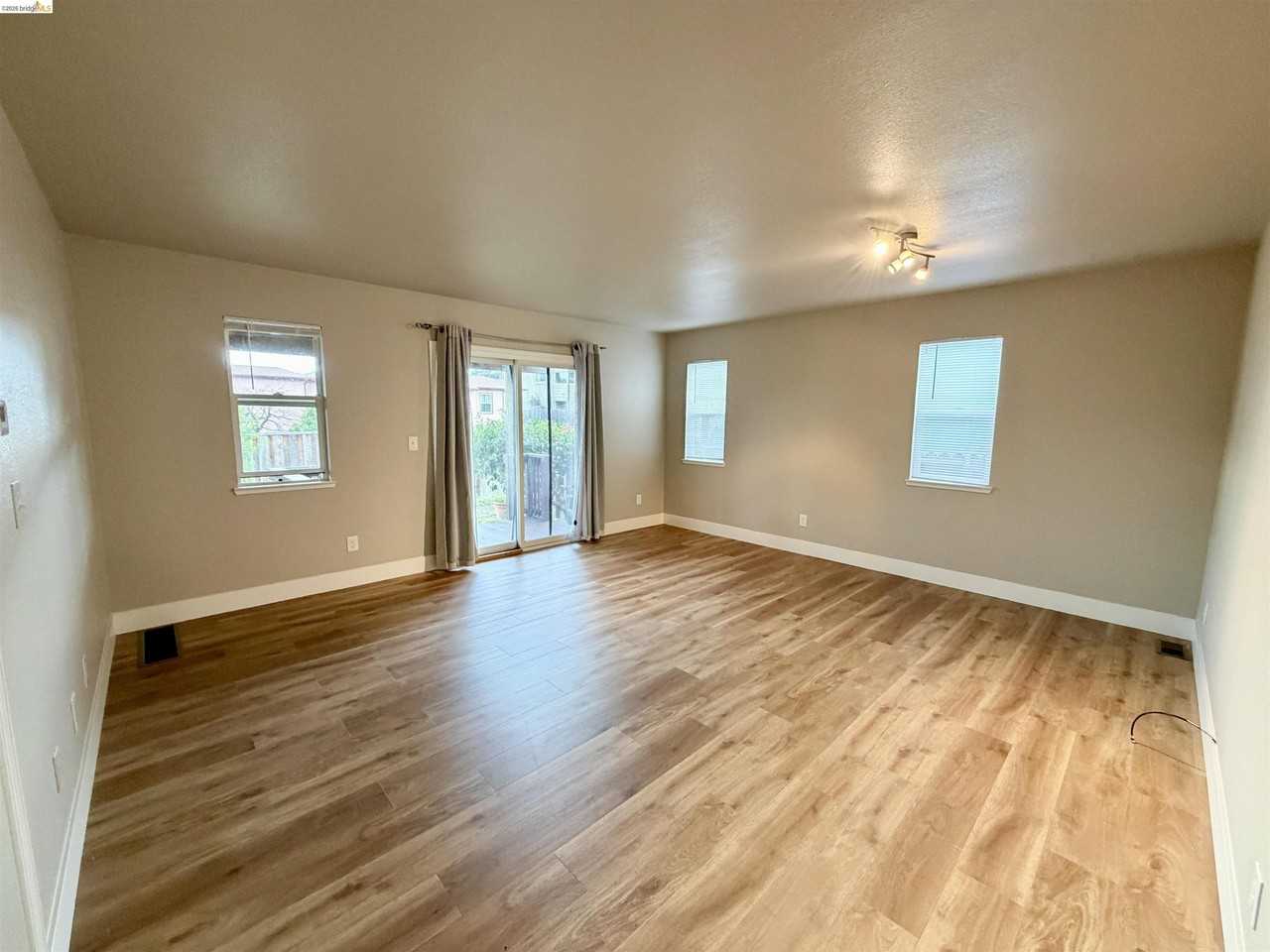 525 Clayton Ave - Photo 4 of 20