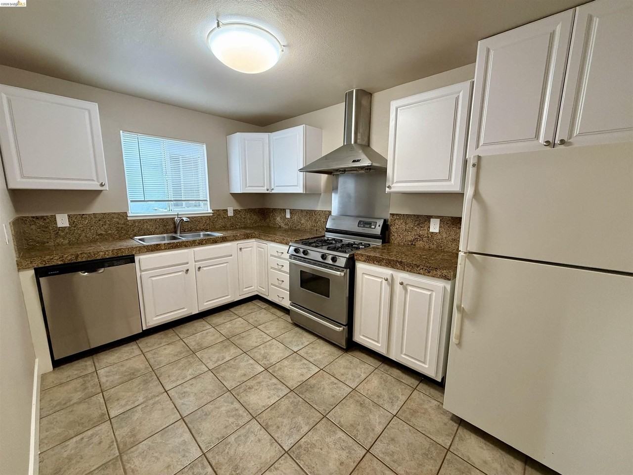 525 Clayton Ave - Photo 6 of 20