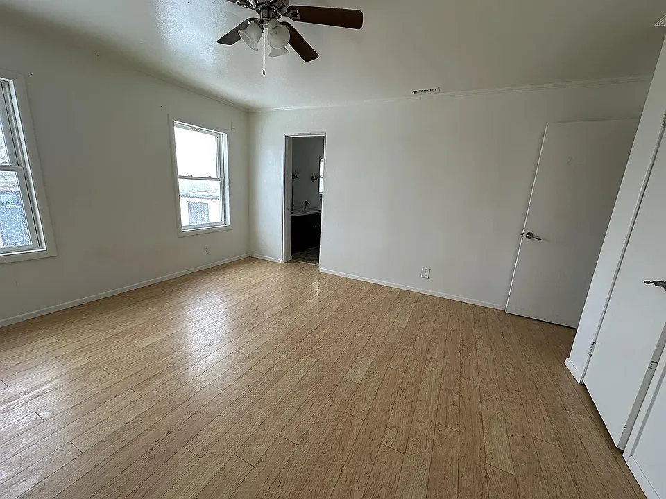 205 Holland Ln - Photo 3 of 7