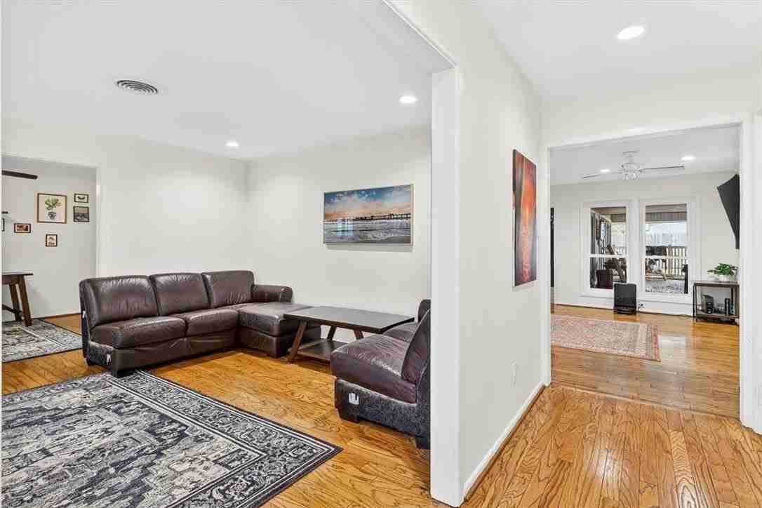 722 Brock Dr - Photo 4 of 40