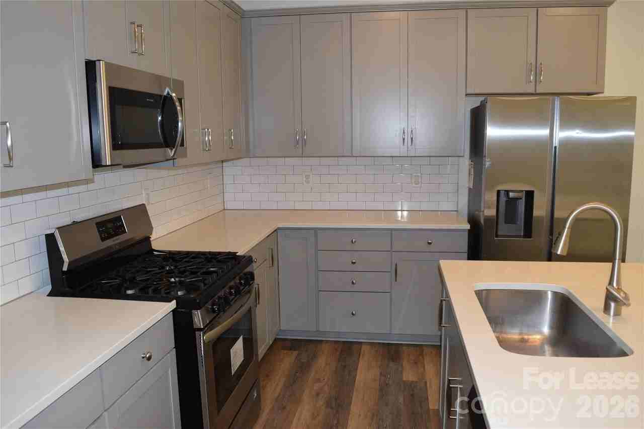 4011 Rothwood Ln - Photo 3 of 21