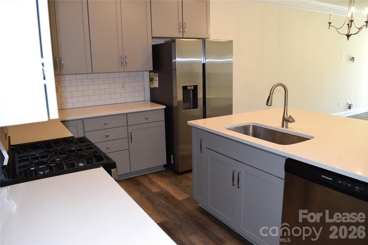 4011 Rothwood Ln - Photo 4 of 21