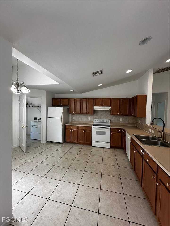 301 E 12th St - Photo 5 of 22