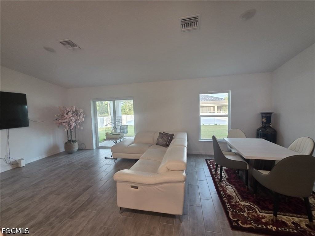 4421 Ne 15th Pl - Photo 4 of 14