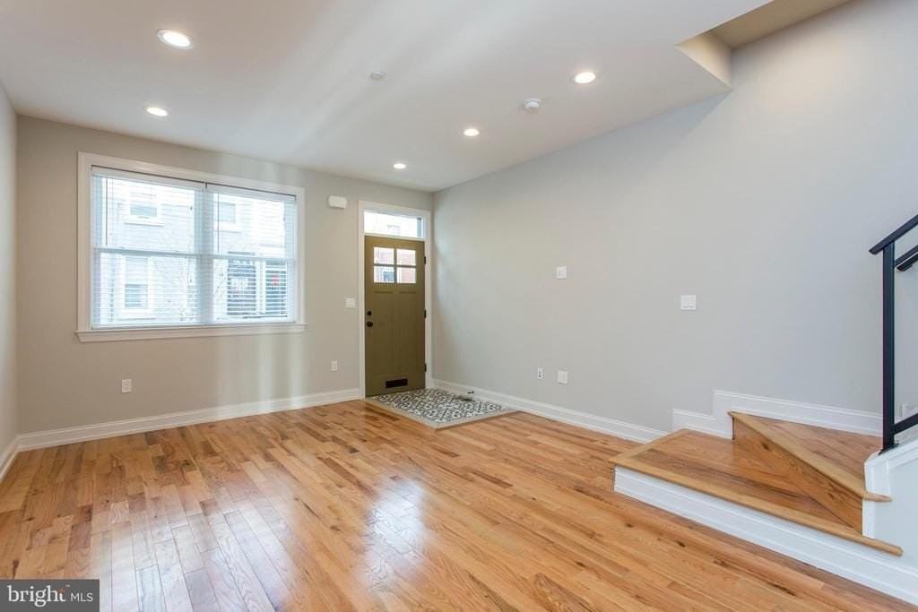 2052 Gerritt St - Photo 4 of 32