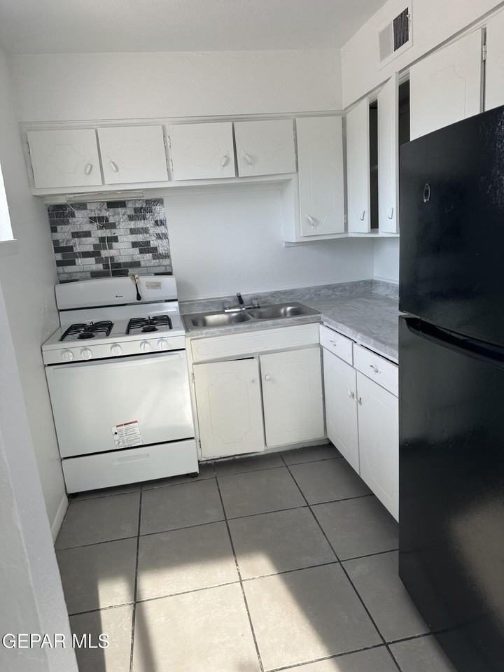 7828 West Dr Apt E - Photo 4 of 12