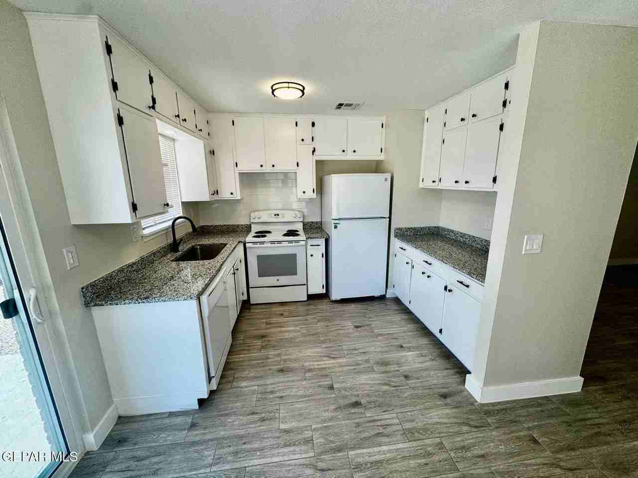 8636 Mettler Dr Unit B - Photo 3 of 9