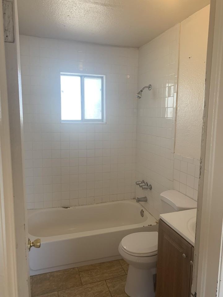 703 Hilton Ave - Photo 7 of 9