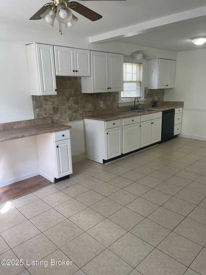 9105 Preston Hwy - Photo 2 of 11