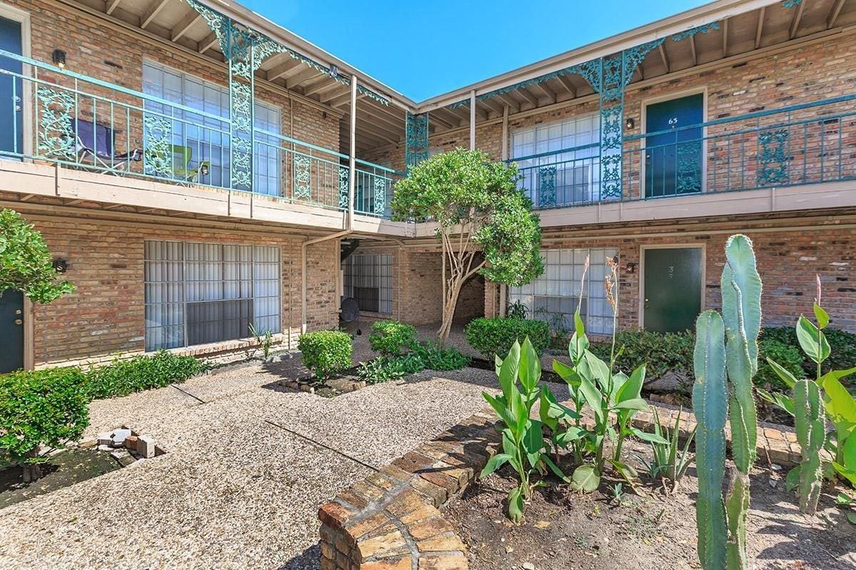 5920 Beverlyhill St - Photo 4 of 8