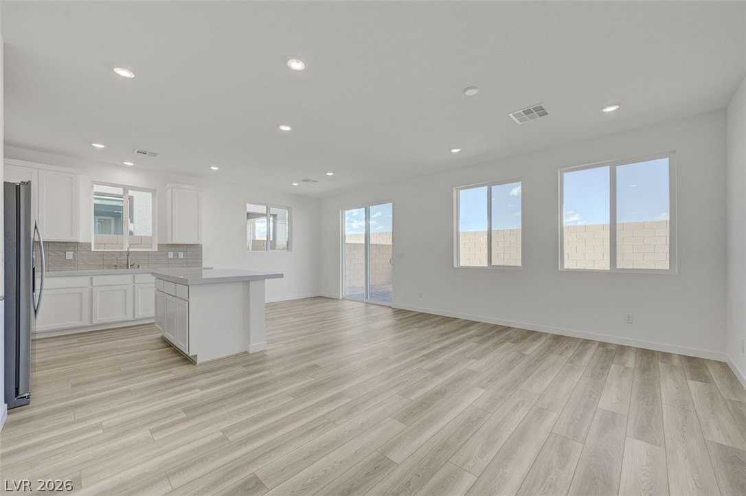 8484 W Agate Ave - Photo 4 of 49