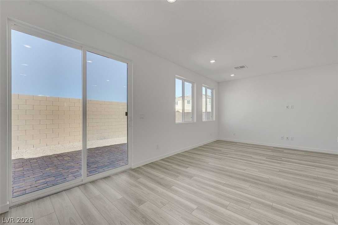 8484 W Agate Ave - Photo 7 of 49